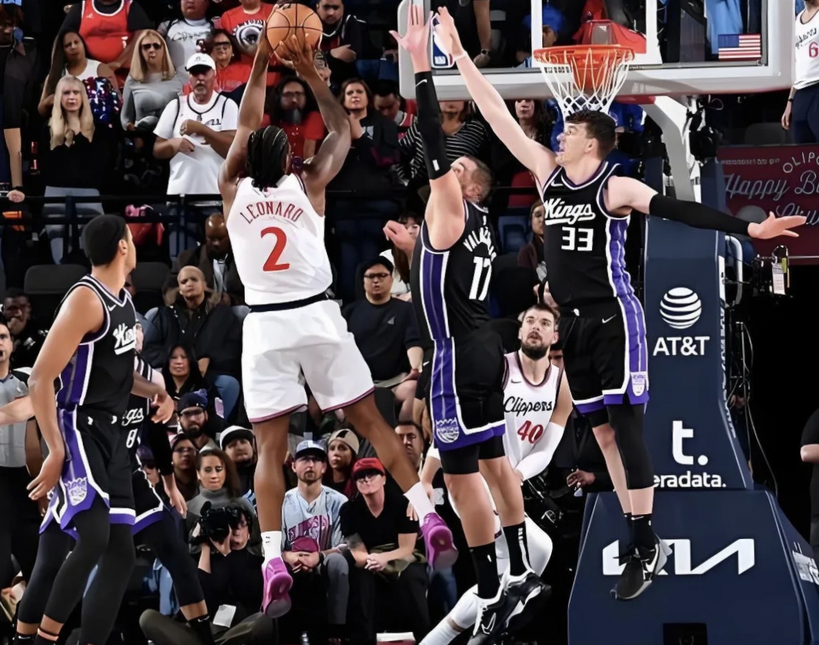 莱万多夫斯基意外战胜快船，刷新纪录引爆全场！